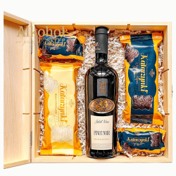 ZESTAW WINO DAOS PINOT NOIR 0.75L + PIERNIKI KOPERNIK